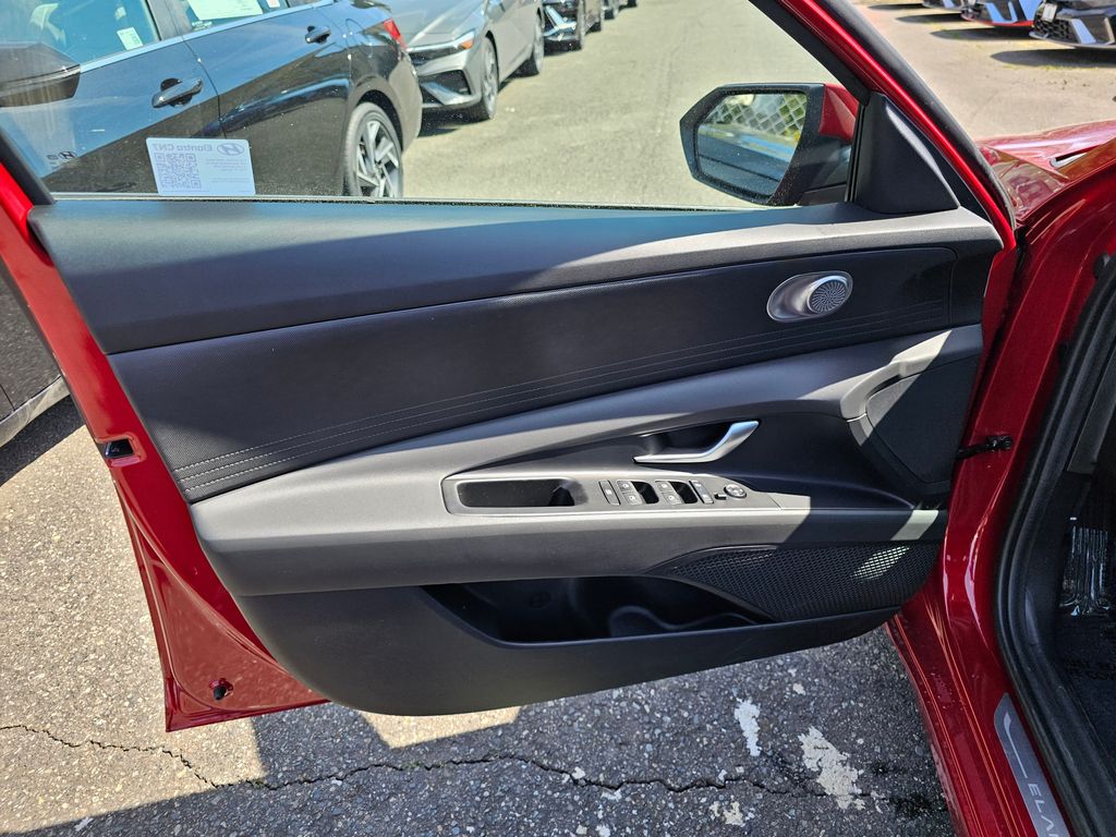 2025 Hyundai Elantra SE - Photo 18