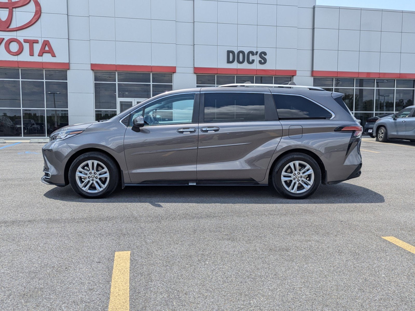 Used 2024 Toyota Sienna Limited with VIN 5TDZSKFC2RS114722 for sale in Philadelphia, MS