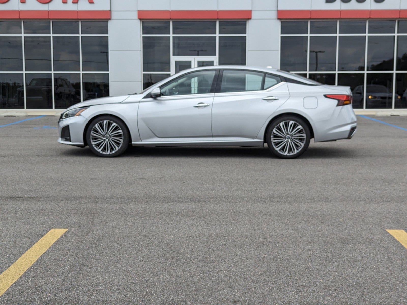 Used 2023 Nissan Altima SL with VIN 1N4BL4EV4PN327113 for sale in Philadelphia, MS