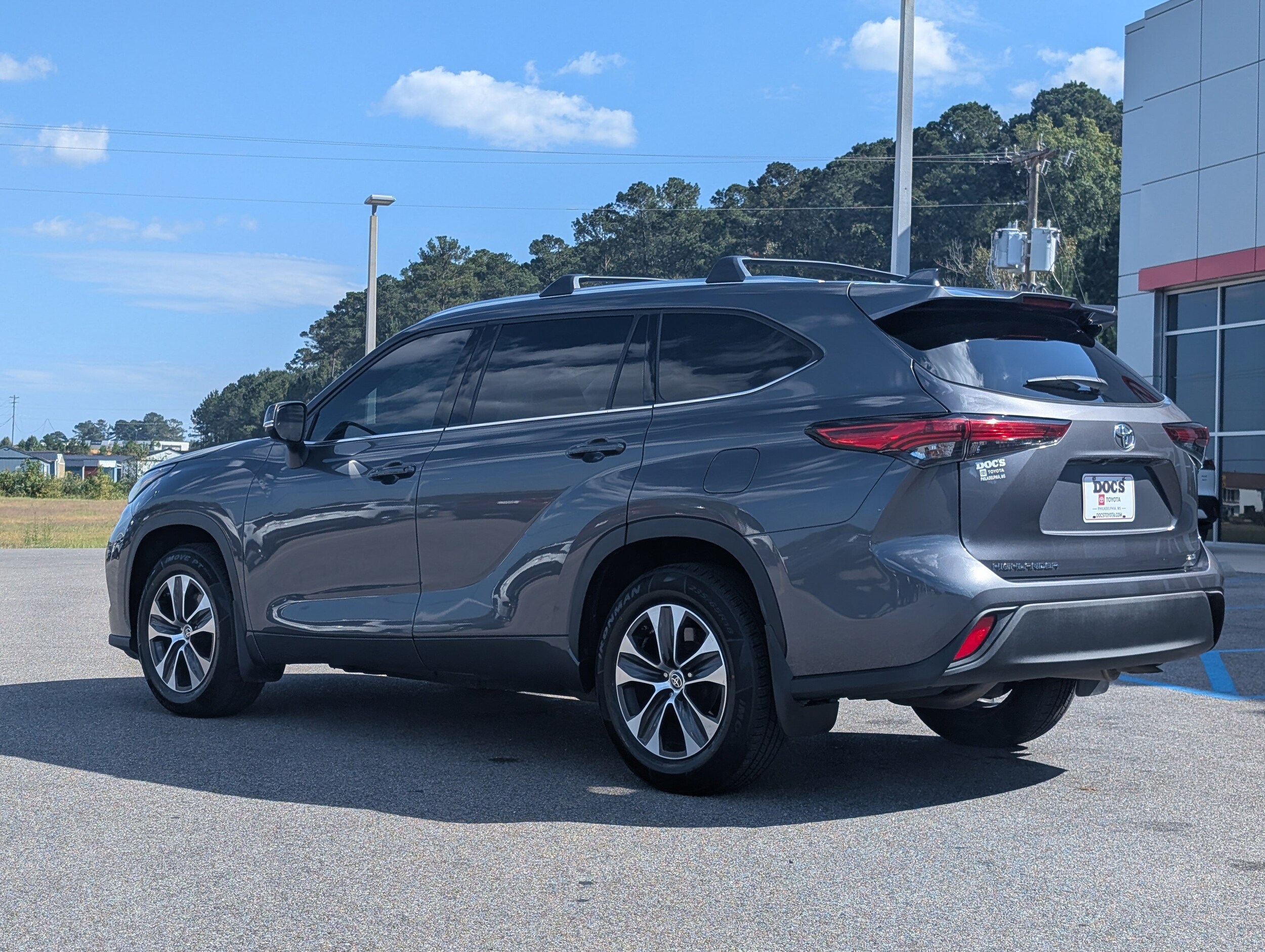 2021 Toyota Highlander XLE photo 2