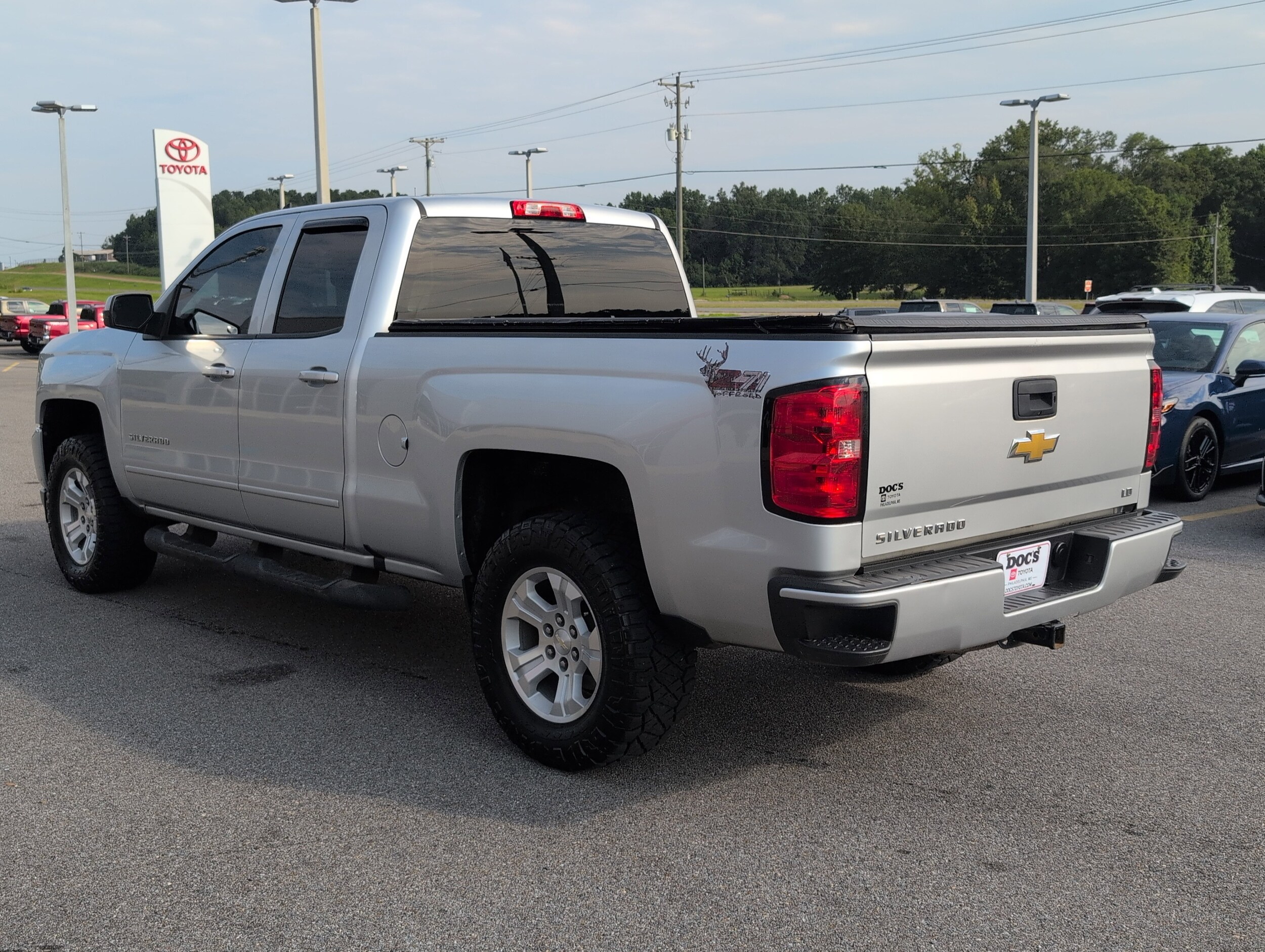 2019 Chevrolet Silverado 1500 LT photo 2