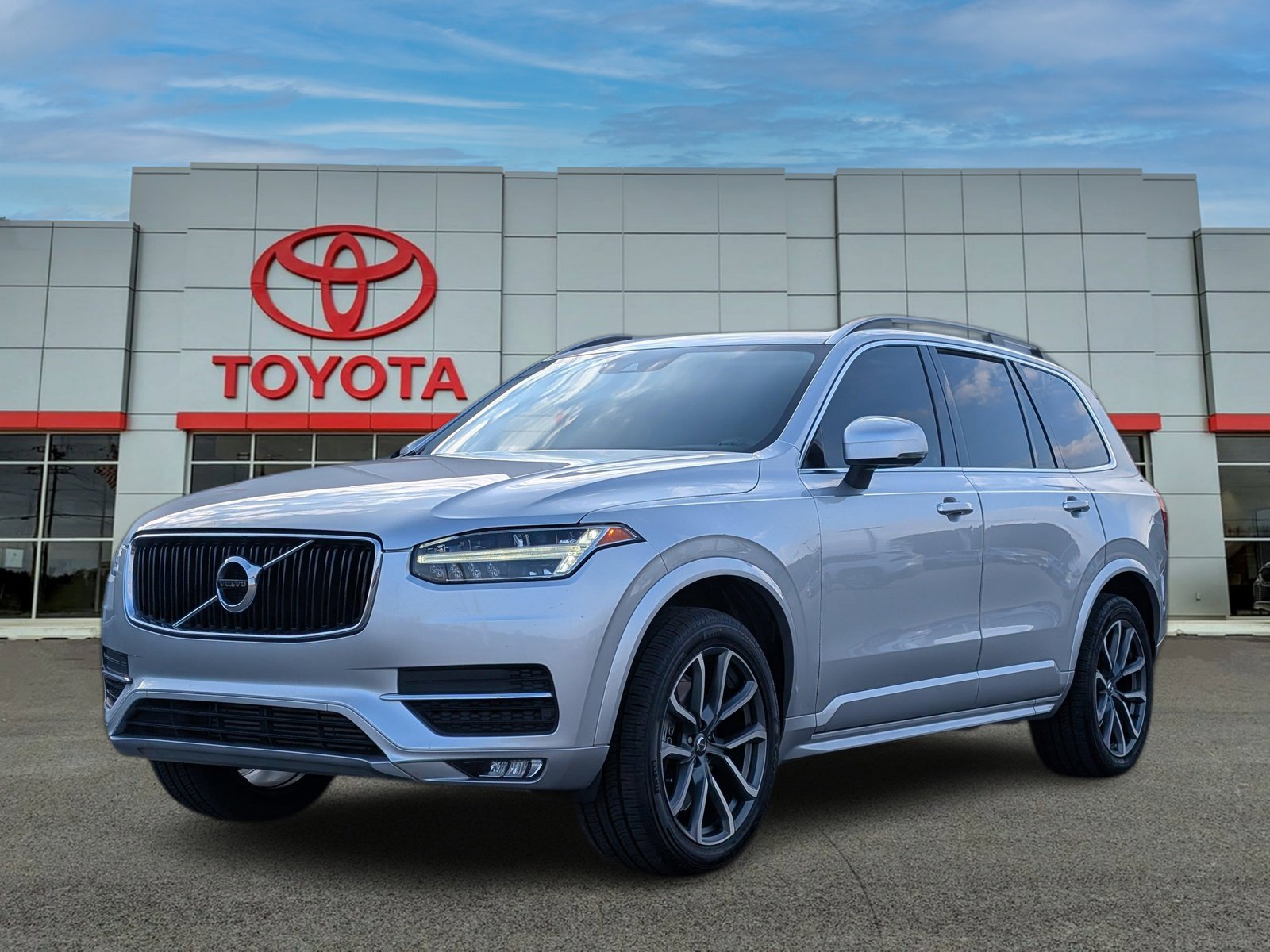 2019 Volvo XC90 Momentum's photo
