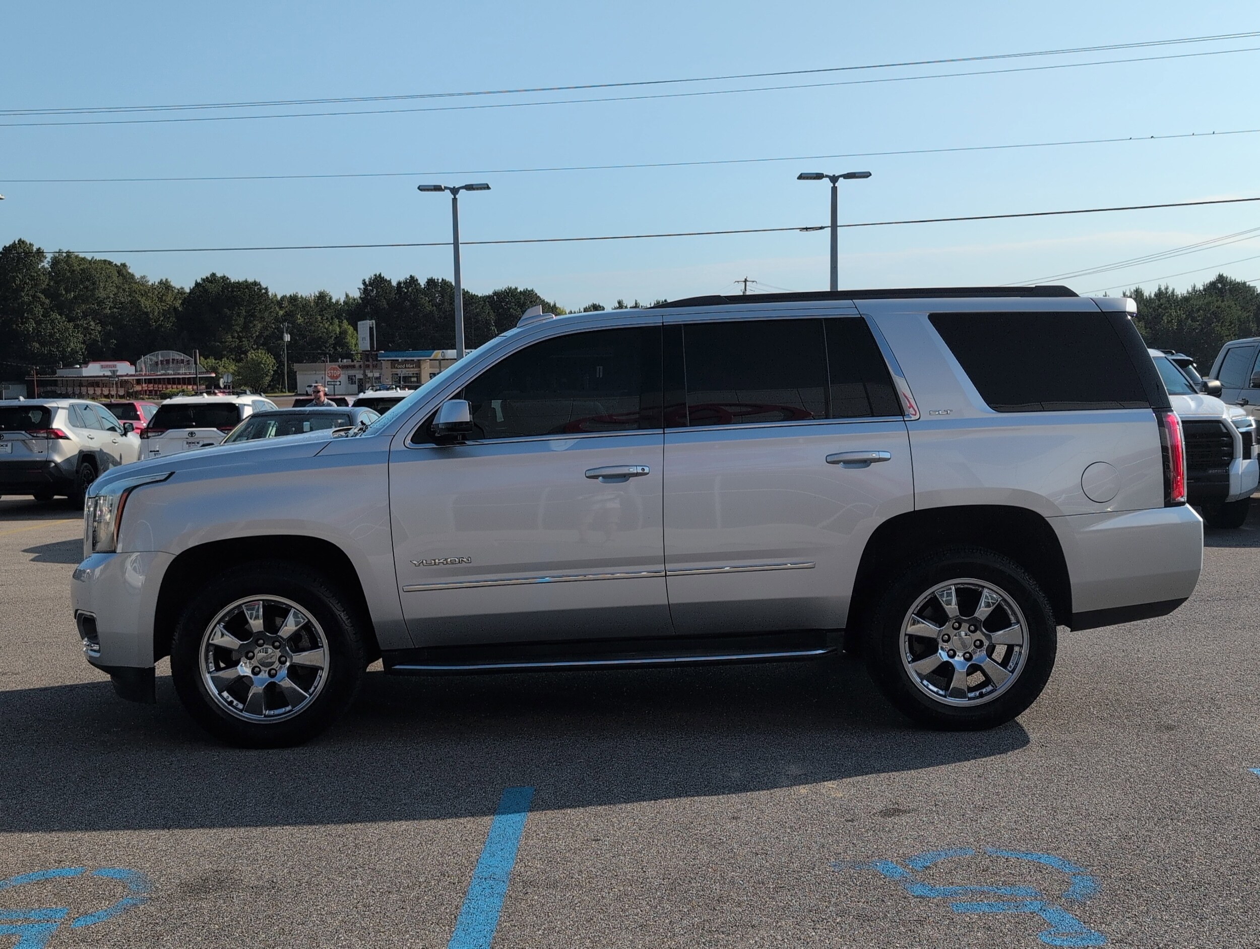 2017 Gmc Yukon SLT photo 2