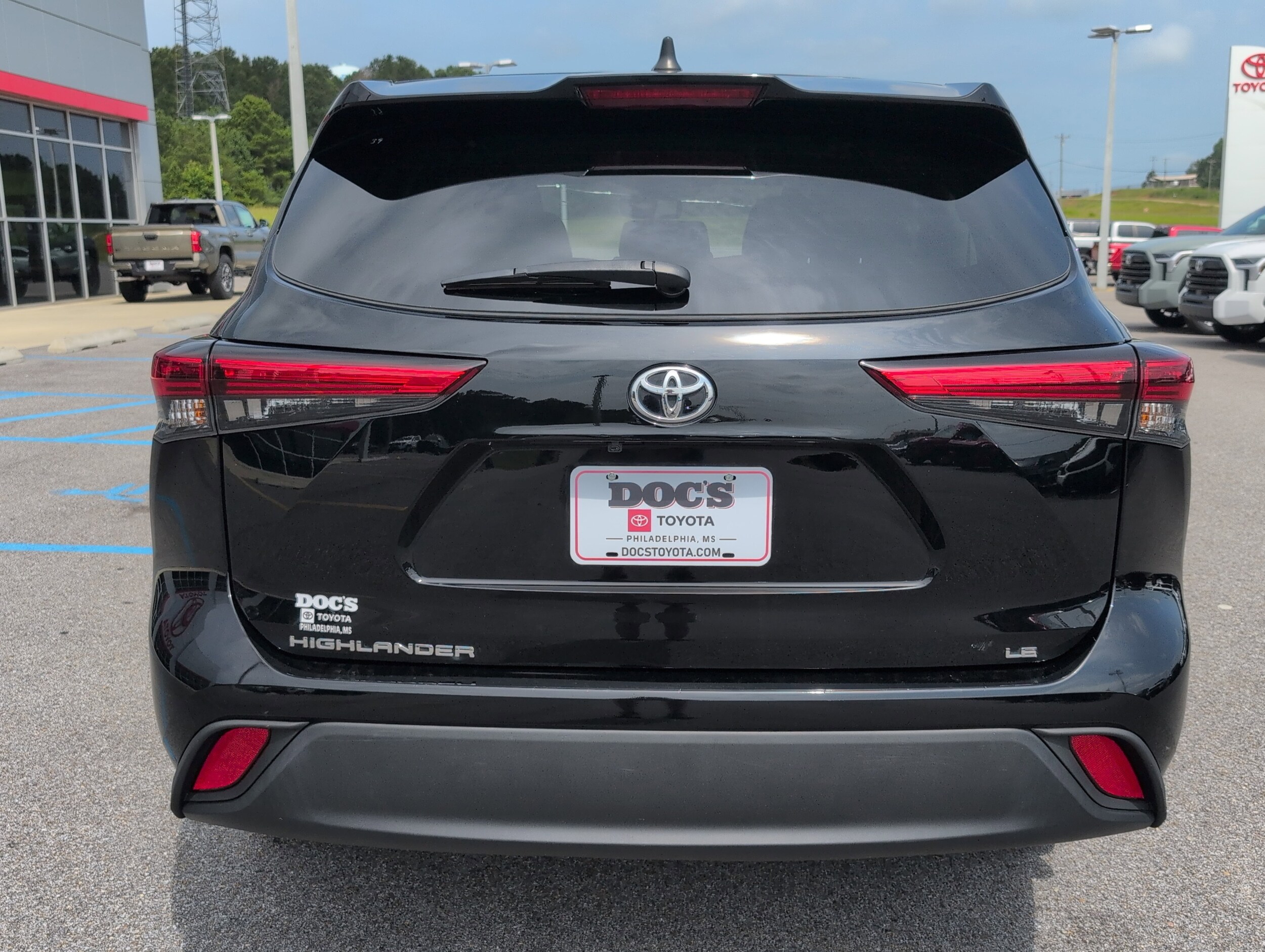 2023 Toyota Highlander LE photo 3