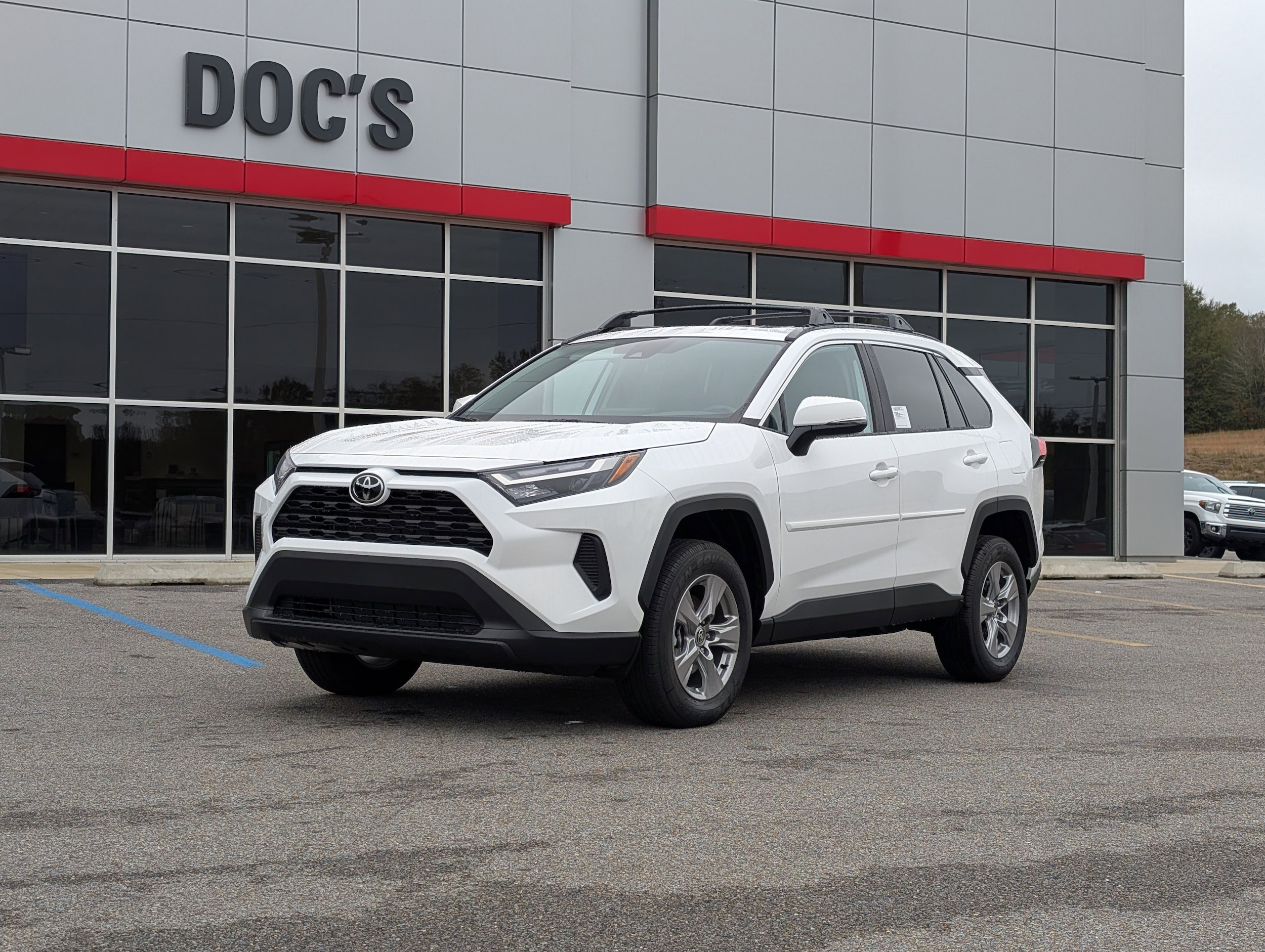2025 Toyota RAV4 XLE's photo