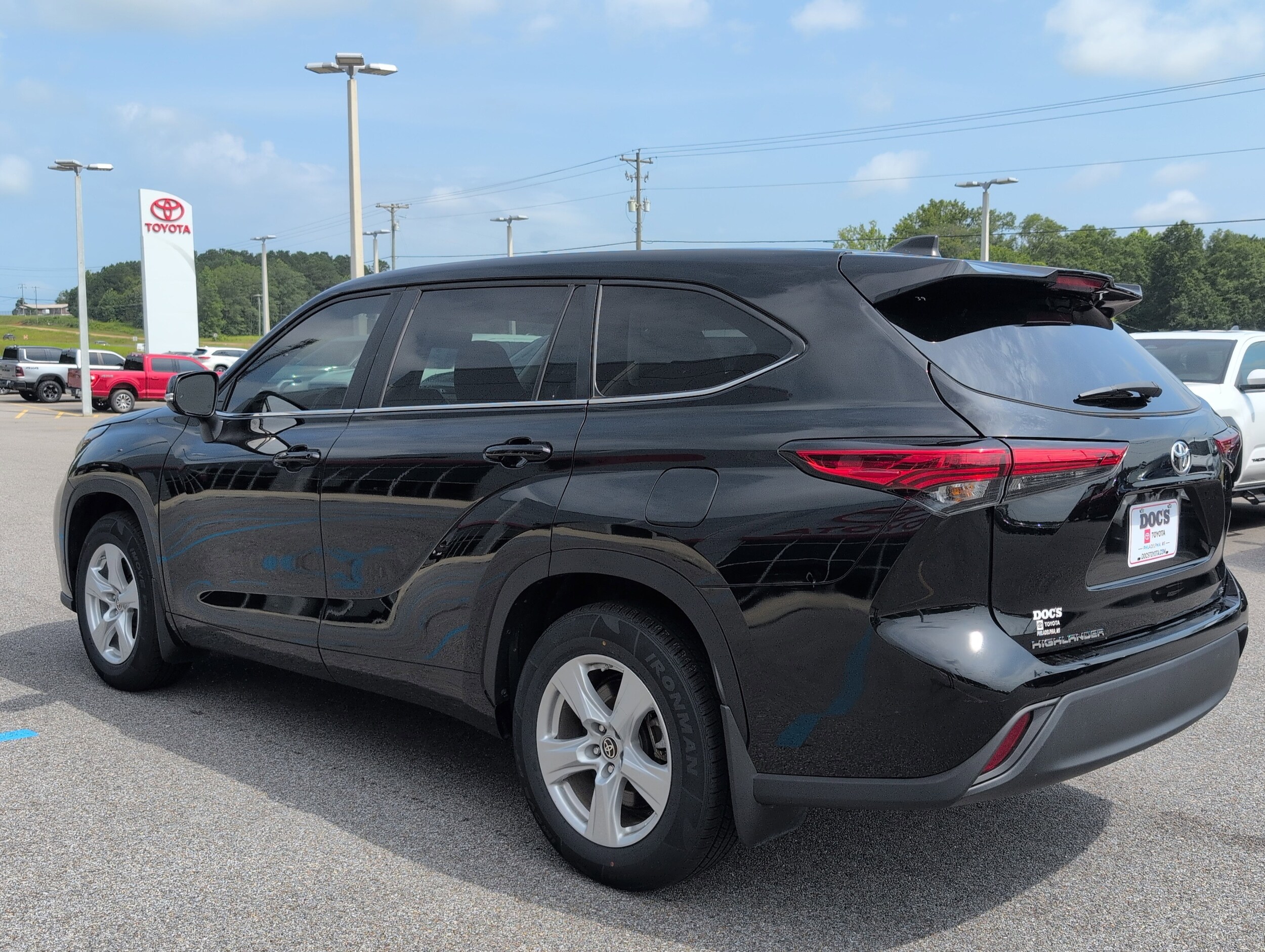 2023 Toyota Highlander LE photo 2