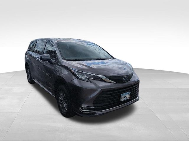 Used 2021 Toyota Sienna XLE with VIN 5TDYSKFC1MS007388 for sale in Burnsville, Minnesota