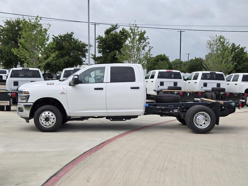 New 2025 Ram 3500 Chassis Cab 3500 TRADESMAN CREW CAB CHASSIS 4X4 60' CA Pickup