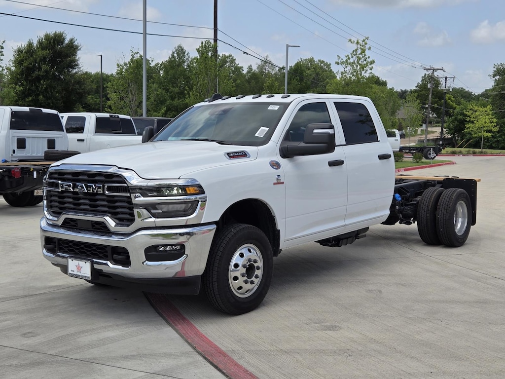 New 2025 Ram 3500 Chassis Cab 3500 TRADESMAN CREW CAB CHASSIS 4X4 60' CA Pickup