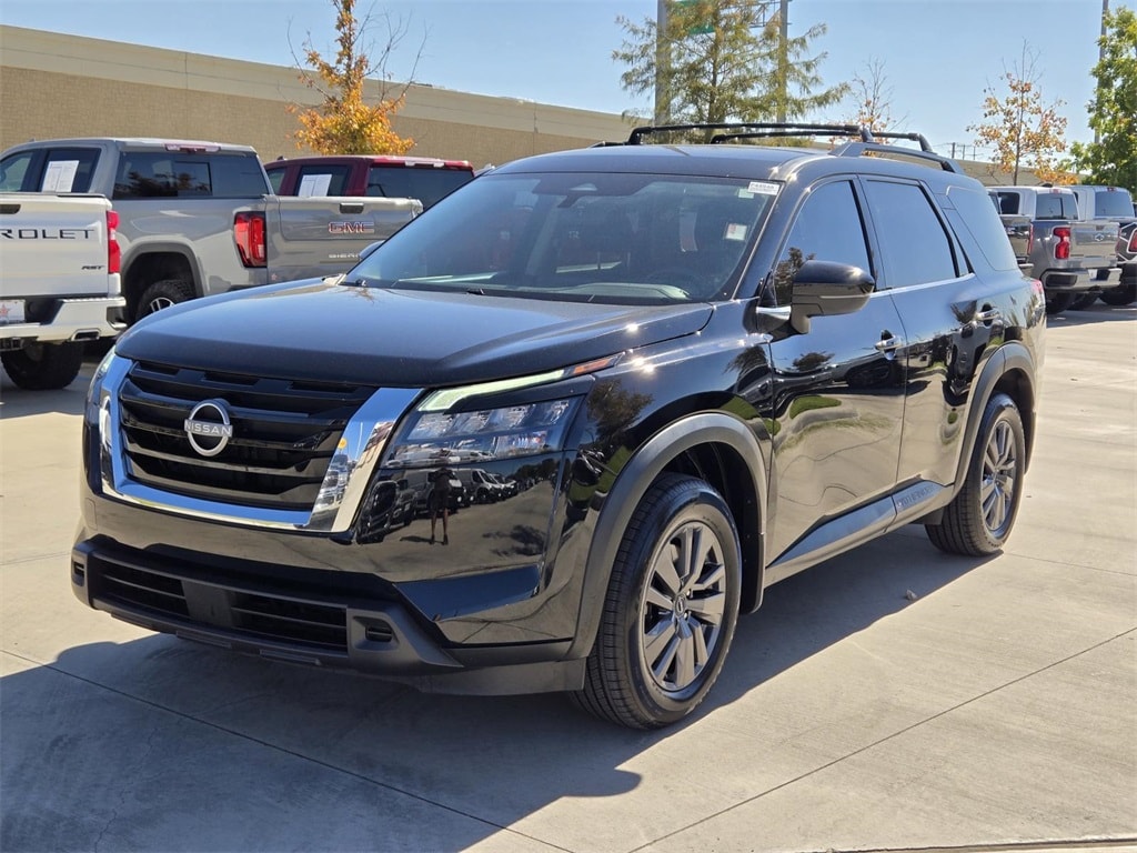 2024 Nissan Pathfinder SV's photo
