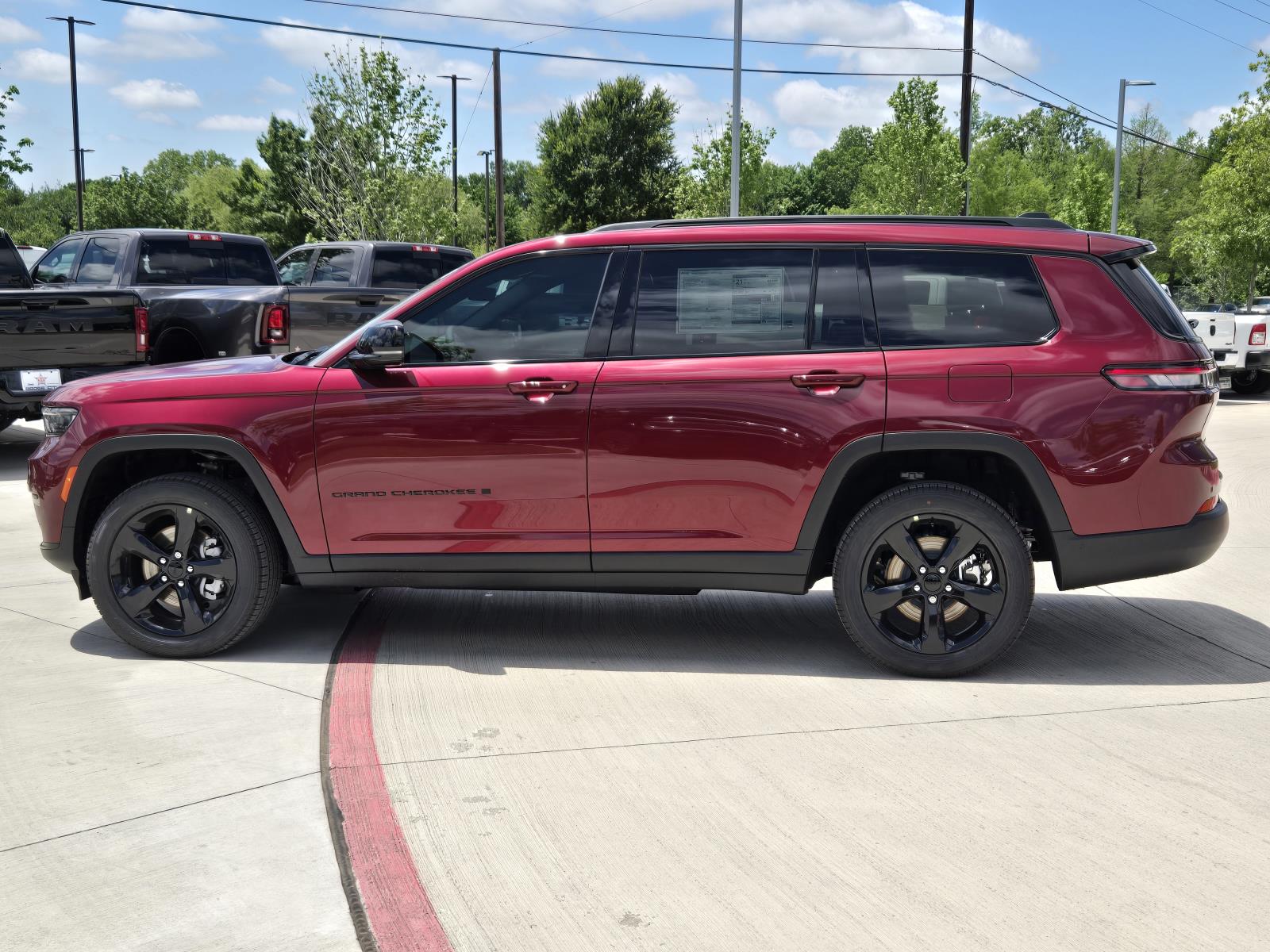 2025 Jeep Grand Cherokee Limited photo 2