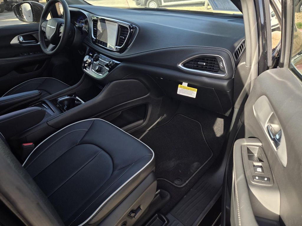 2026 Chrysler Pacifica Limited - Photo 8