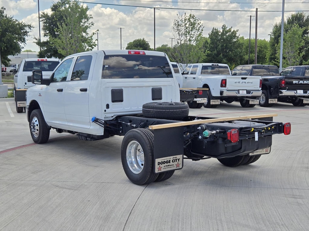 New 2025 Ram 3500 Chassis Cab 3500 TRADESMAN CREW CAB CHASSIS 4X4 60' CA Pickup