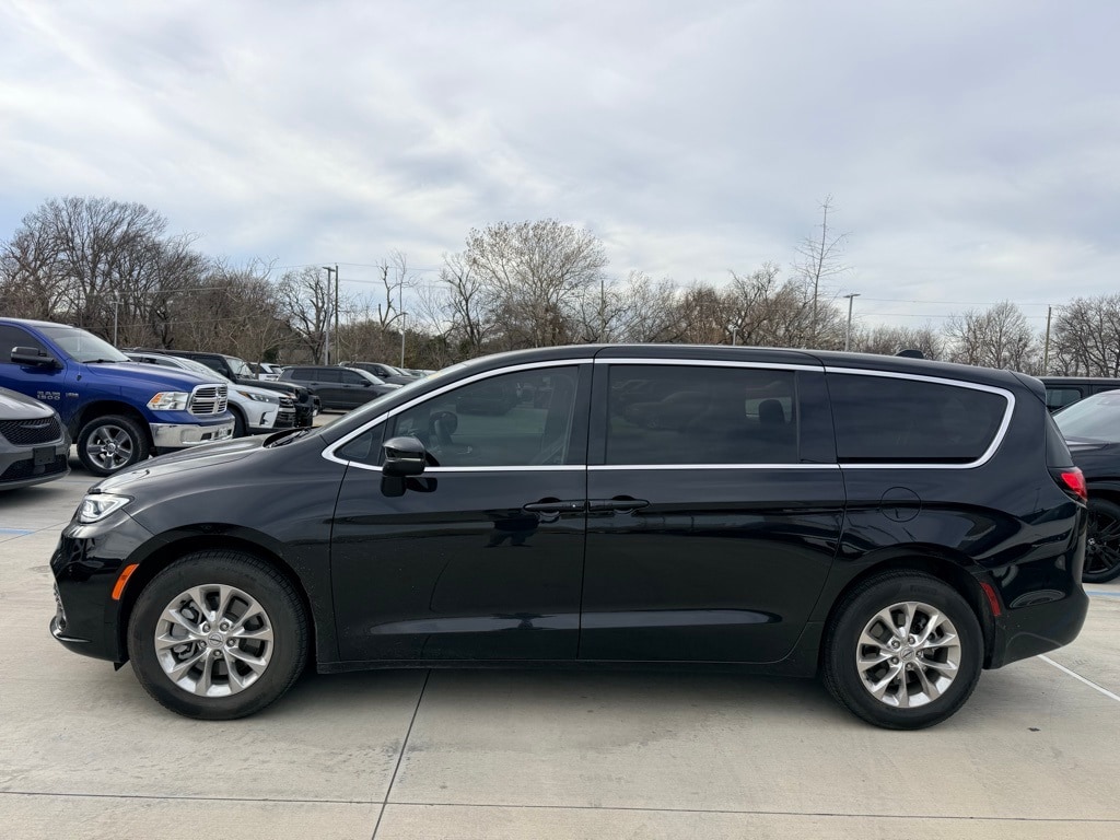 2023 Chrysler Pacifica Touring L's photo
