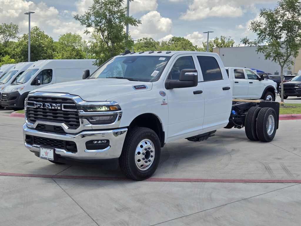 New 2025 Ram 3500 Chassis Cab 3500 TRADESMAN CREW CAB CHASSIS 4X4 60' CA Pickup