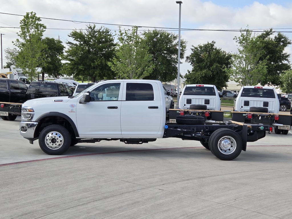 New 2025 Ram 3500 Chassis Cab 3500 TRADESMAN CREW CAB CHASSIS 4X4 60' CA Pickup