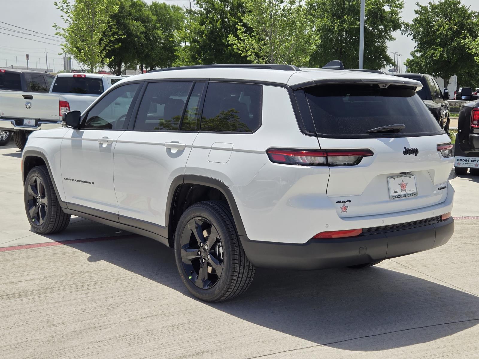 2025 Jeep Grand Cherokee Limited photo 3