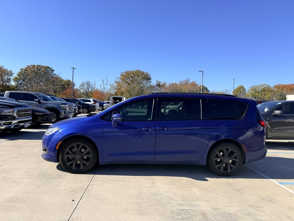 2018 Chrysler Pacifica Limited's photo