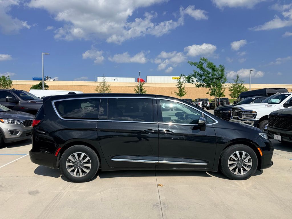 2023 Chrysler Pacifica Hybrid Minivan/Van 