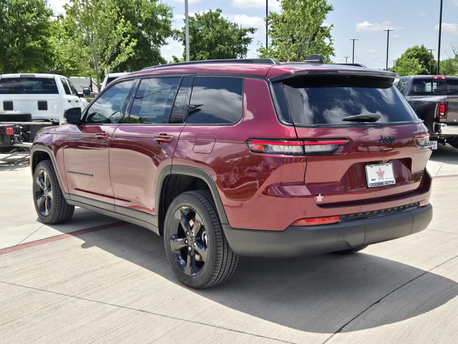 2025 Jeep Grand Cherokee Limited photo 3