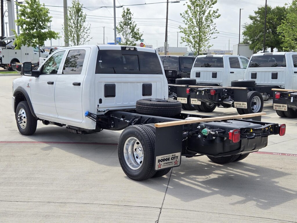 New 2025 Ram 3500 Chassis Cab 3500 TRADESMAN CREW CAB CHASSIS 4X4 60' CA Pickup