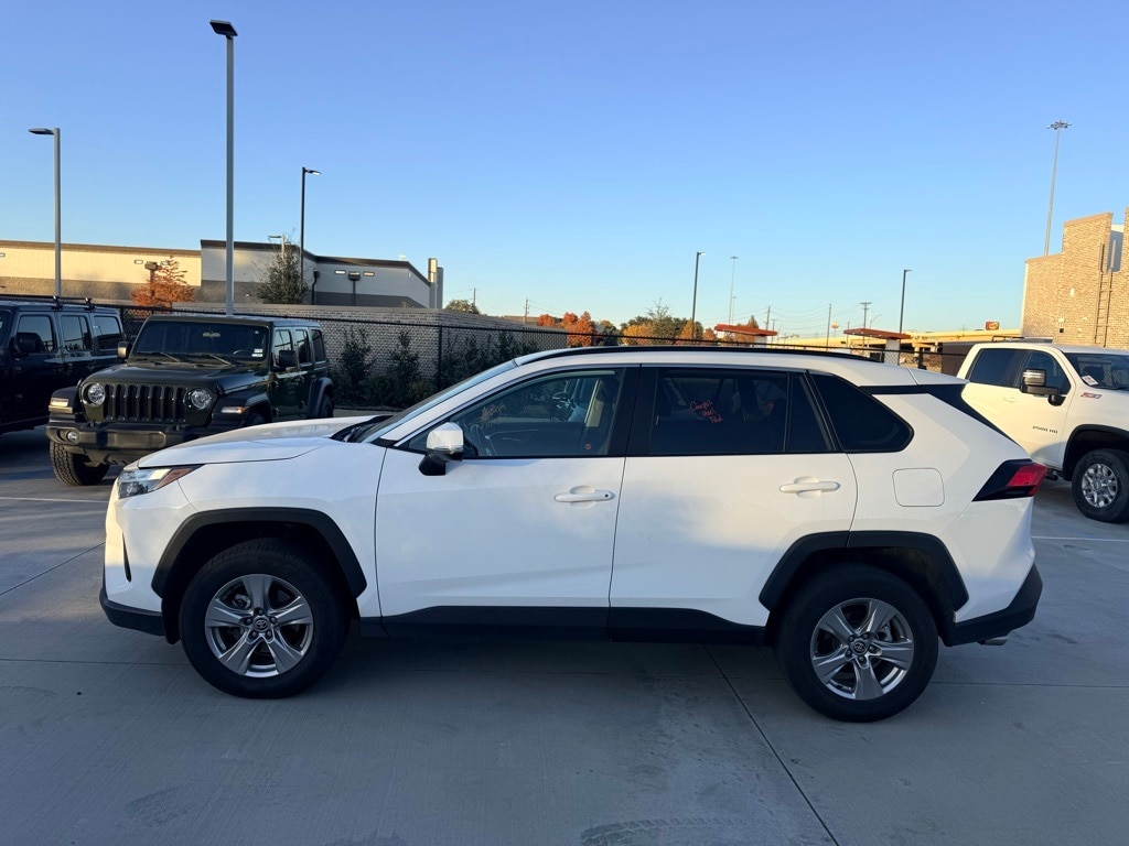 2024 Toyota RAV4 XLE's photo
