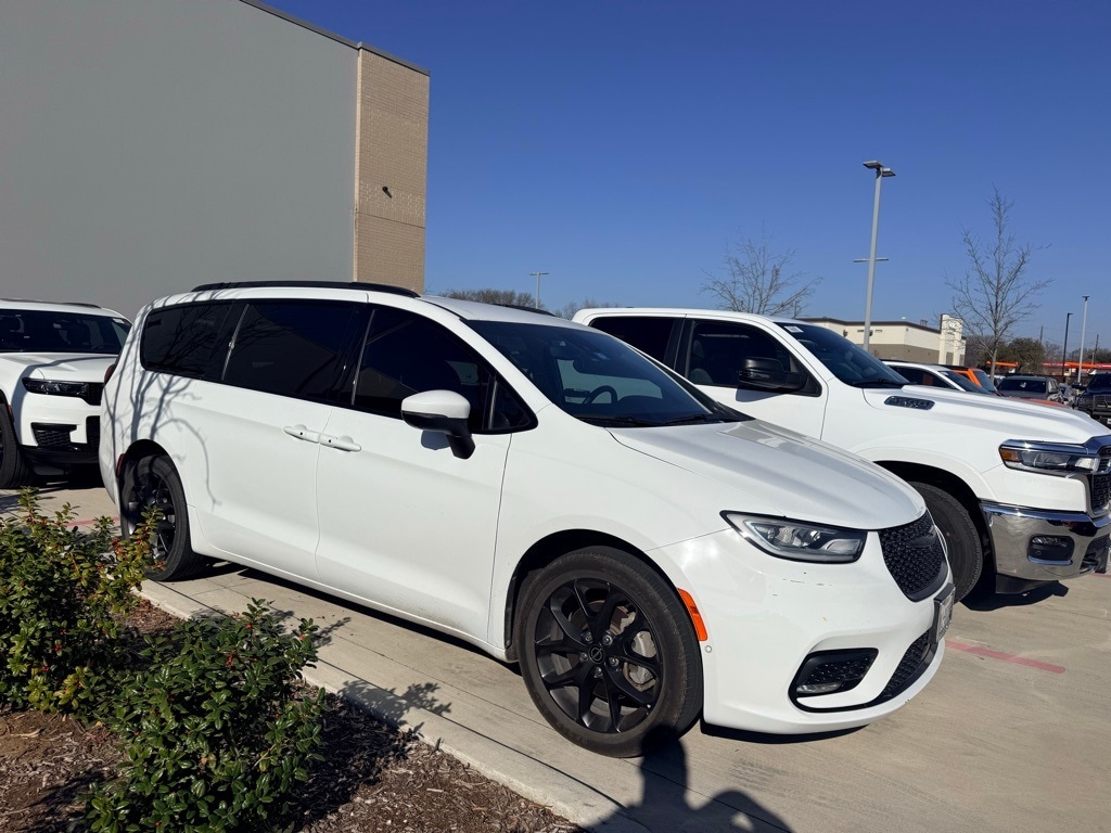 2023 Chrysler Pacifica Touring L's photo