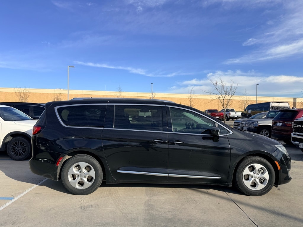 2018 Chrysler Pacifica Touring L's photo