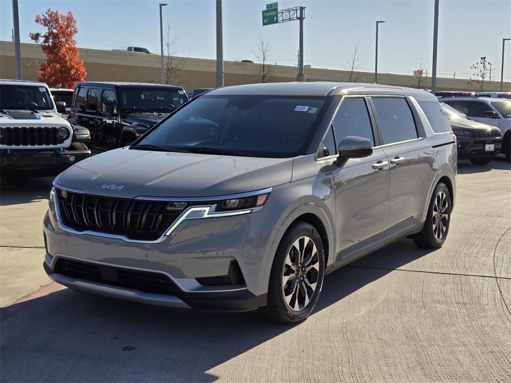 2022 Kia Carnival EX's photo