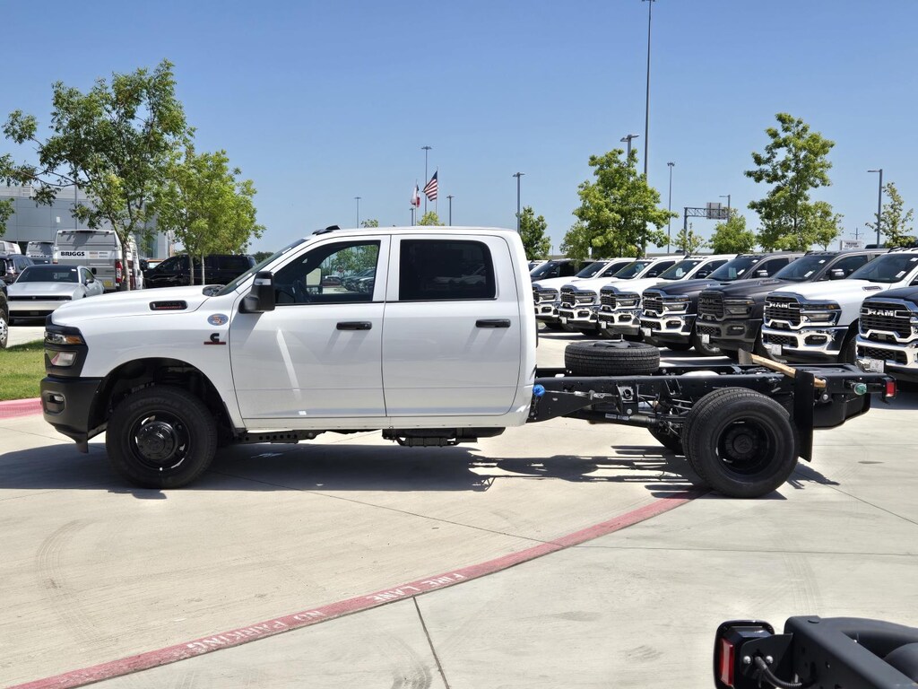 New 2025 Ram 3500 Chassis Cab 3500 TRADESMAN CREW CAB CHASSIS 4X4 60' CA Pickup