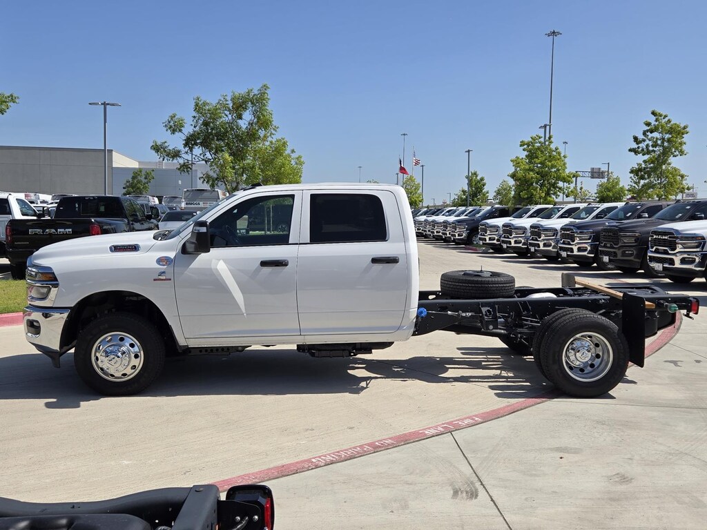 New 2025 Ram 3500 Chassis Cab 3500 TRADESMAN CREW CAB CHASSIS 4X4 60' CA Pickup
