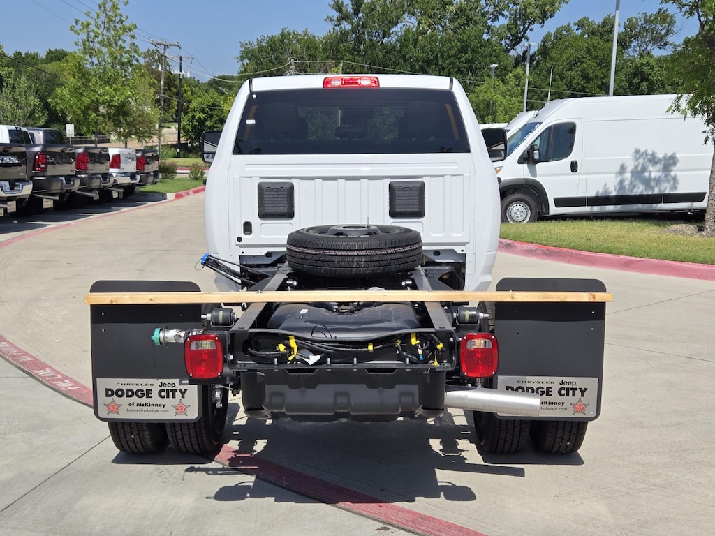 New 2025 Ram 3500 Chassis Cab 3500 TRADESMAN CREW CAB CHASSIS 4X4 60' CA Pickup