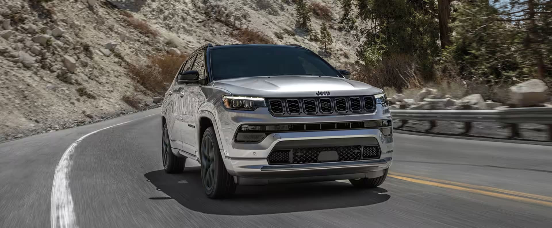 jeep_my25_compass_overview_hero-03_desktop.png