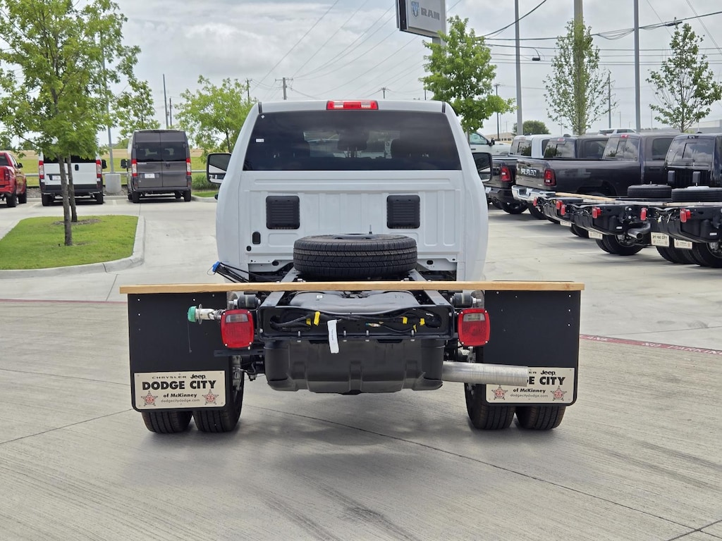 New 2025 Ram 3500 Chassis Cab 3500 TRADESMAN CREW CAB CHASSIS 4X4 60' CA Pickup