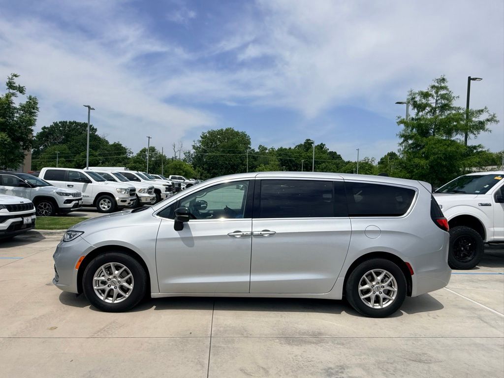 2024 Chrysler Pacifica Touring L's photo