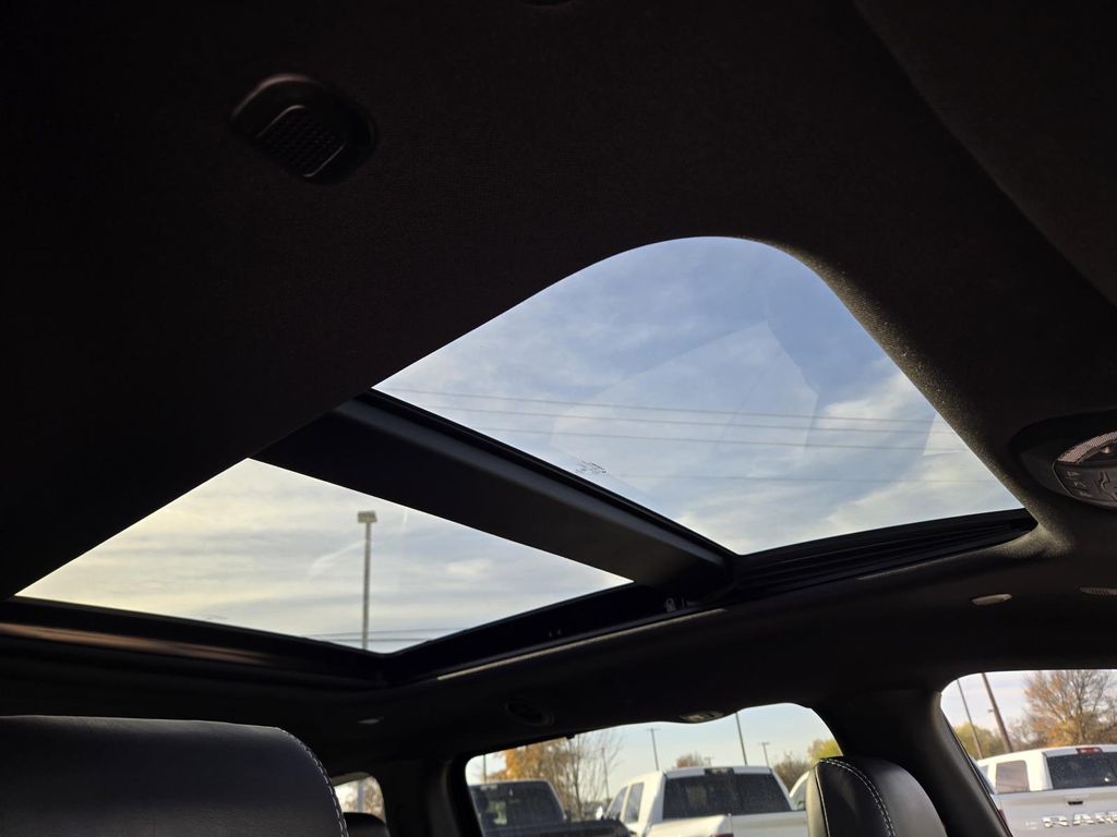 2026 Chrysler Pacifica Limited - Photo 9