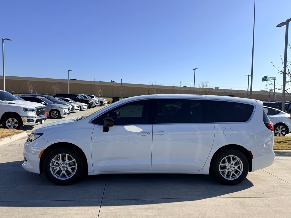2025 Chrysler Voyager LX's photo