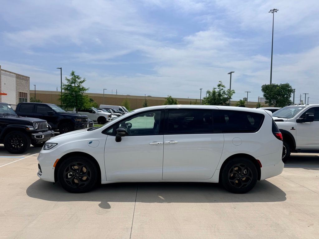 2024 Chrysler Pacifica Hybrid Select Premium S-Appearance PHEV's photo