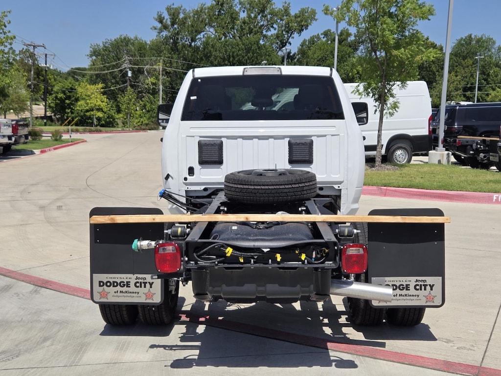 New 2025 Ram 3500 Chassis Cab 3500 TRADESMAN CREW CAB CHASSIS 4X4 60' CA Pickup