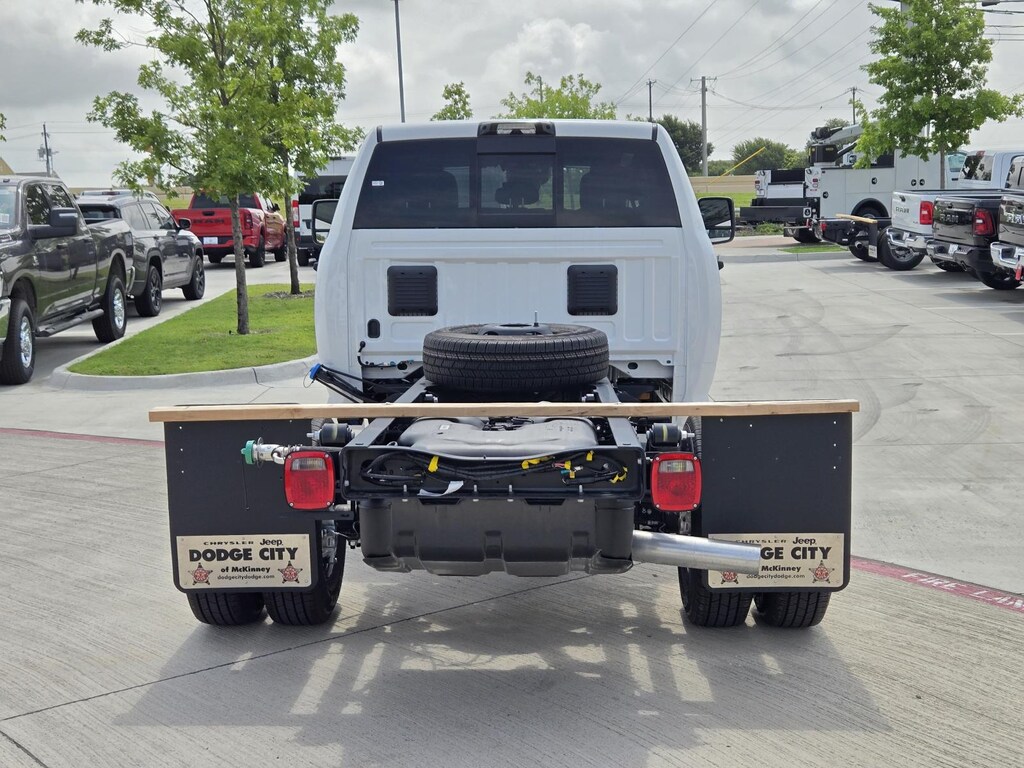 New 2025 Ram 3500 Chassis Cab 3500 TRADESMAN CREW CAB CHASSIS 4X4 60' CA Pickup
