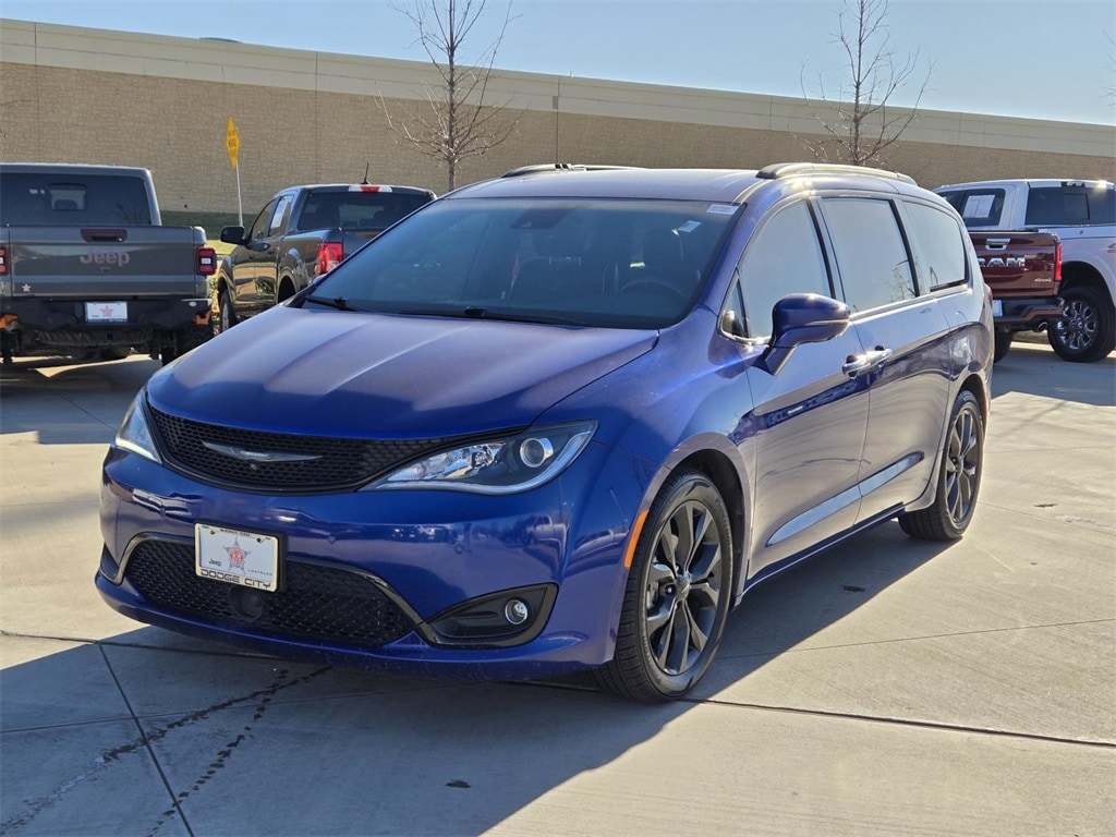 2018 Chrysler Pacifica Limited's photo
