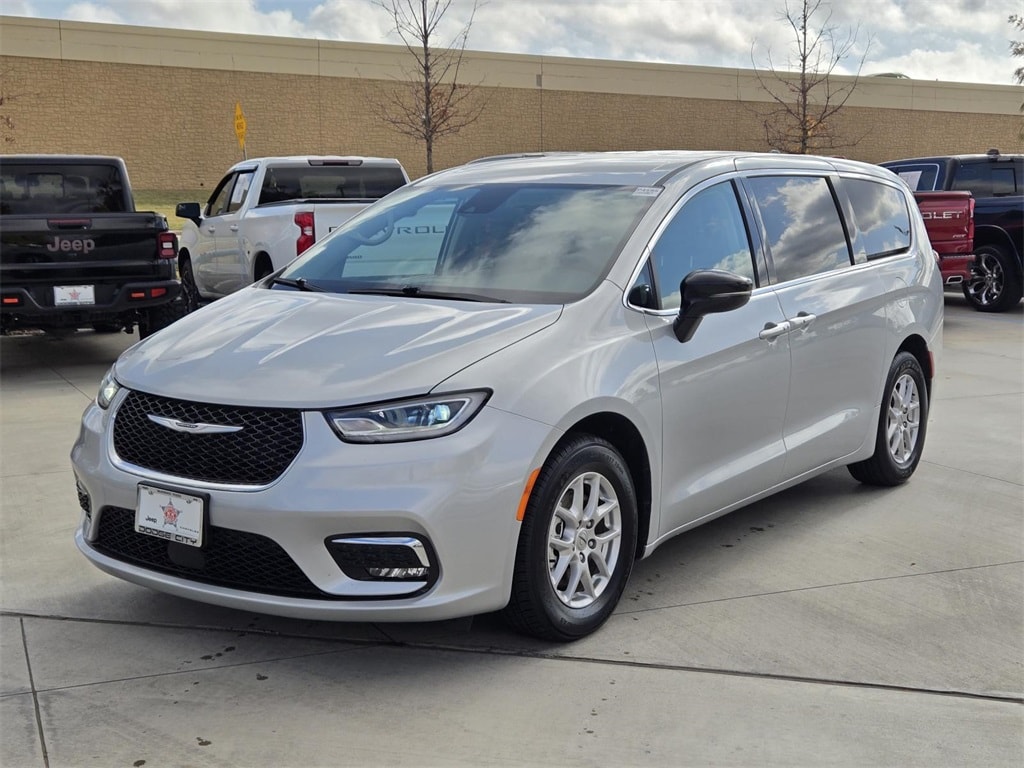 2024 Chrysler Pacifica Touring L's photo