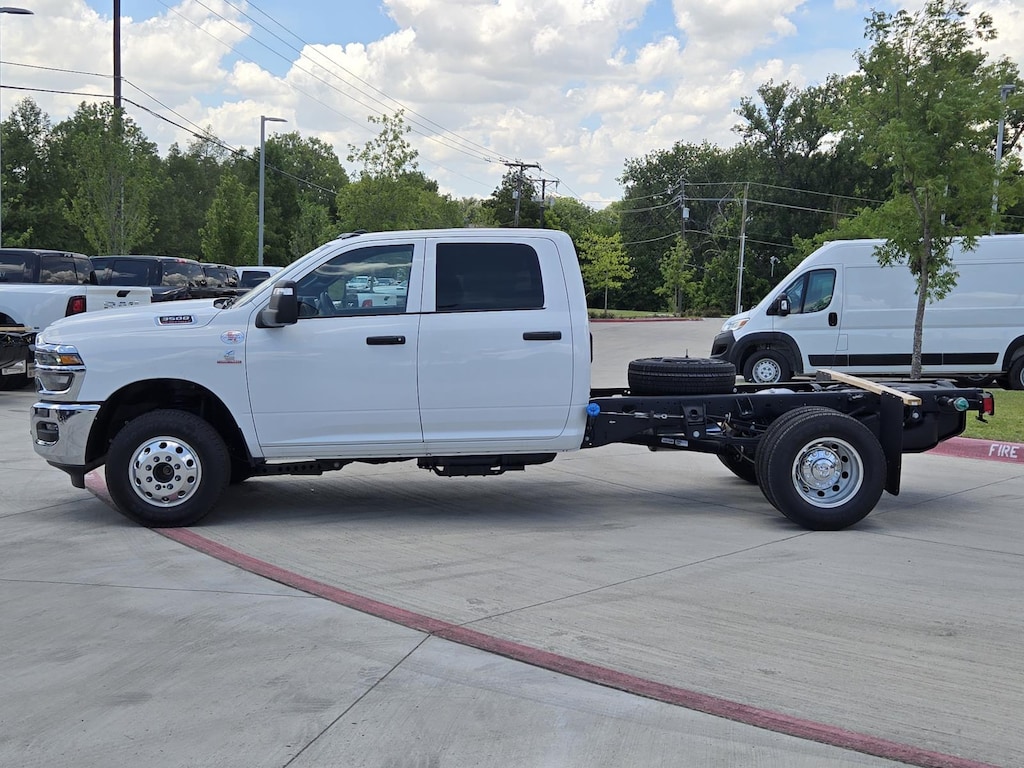 New 2025 Ram 3500 Chassis Cab 3500 TRADESMAN CREW CAB CHASSIS 4X4 60' CA Pickup