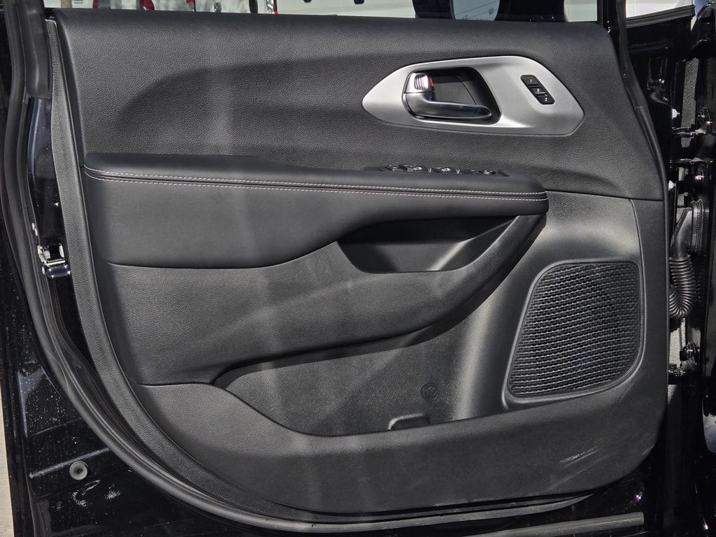 2026 Chrysler Pacifica Limited - Photo 17