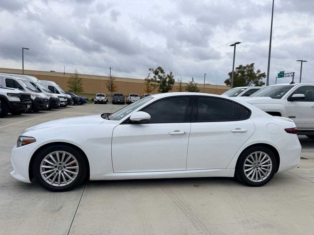 2022 Alfa Romeo Giulia Base