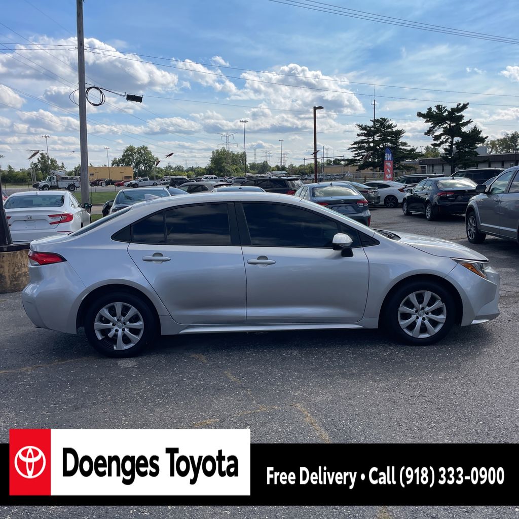 2020 Toyota Corolla LE photo 2
