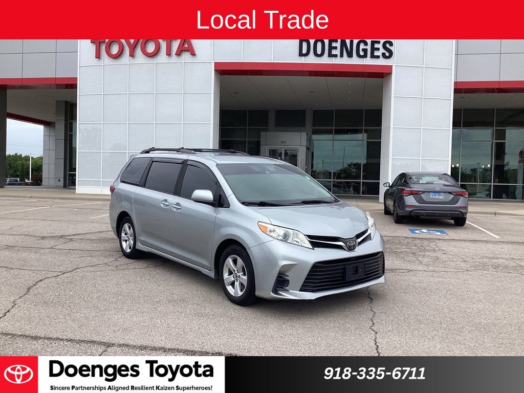 2020 Toyota Sienna LE V6 7-Passenger Access Seat FWD's photo