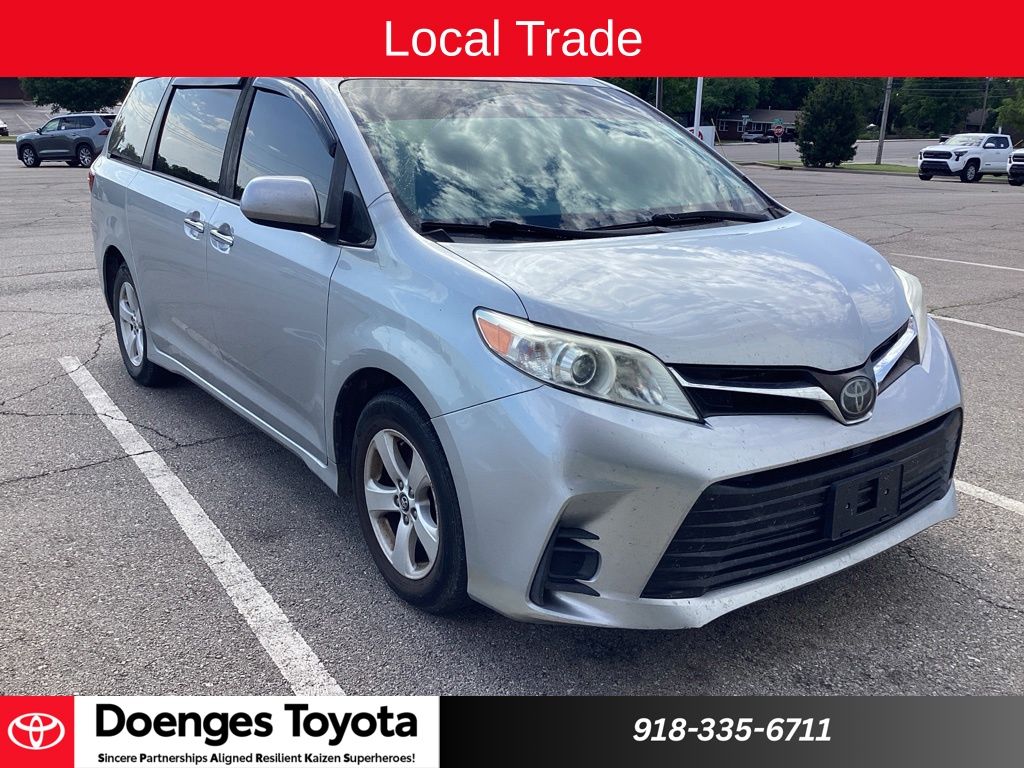 2020 Toyota Sienna LE V6 7-Passenger Access Seat FWD's photo
