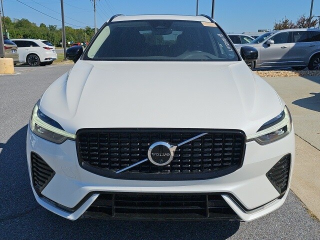 2025 Volvo XC60 B5 Plus photo 2