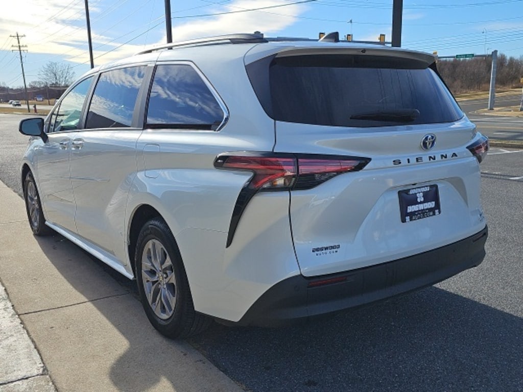 Used 2022 Toyota Sienna XLE Van Passenger Van